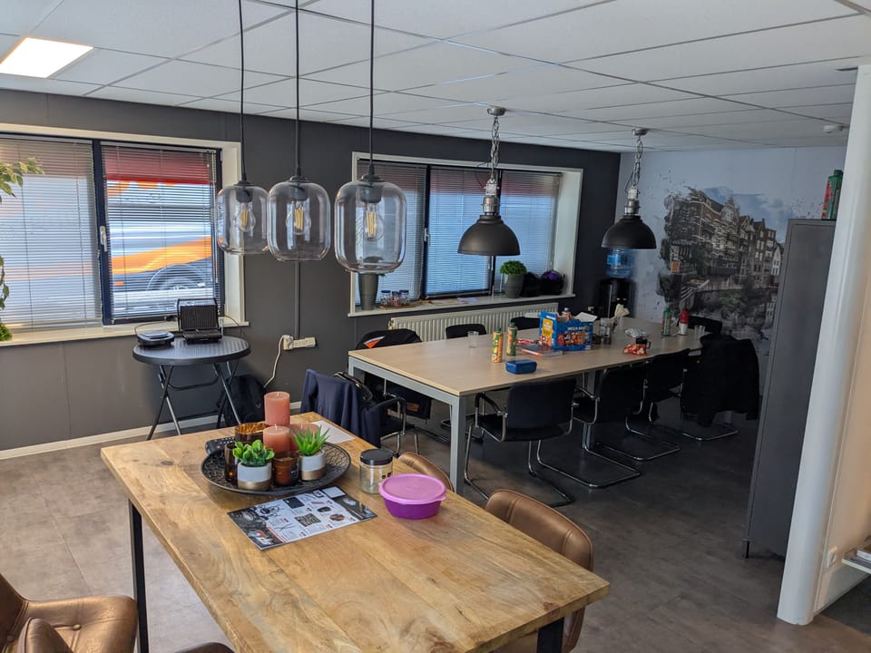 Kantine met houten tafels en industriële verlichting