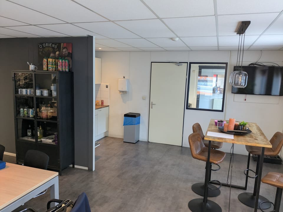 Pauzeruimte met keukenblok en statafel