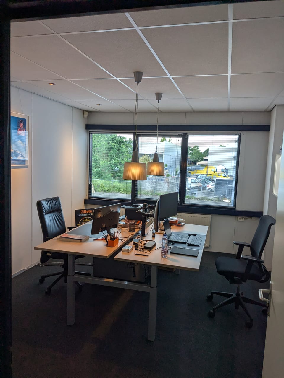 Werkkamer met twee bureaus en raam op het bedrijventerrein